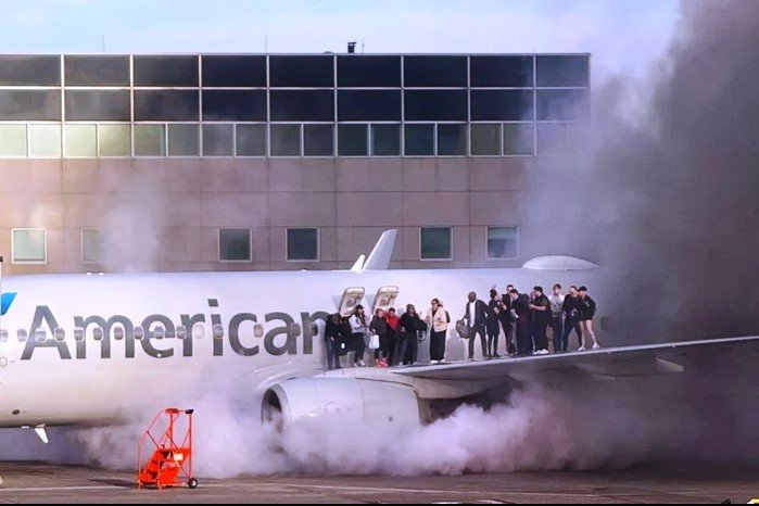 Aviao-da-American-Airlines-em-Chamas-em-Denver-EUA