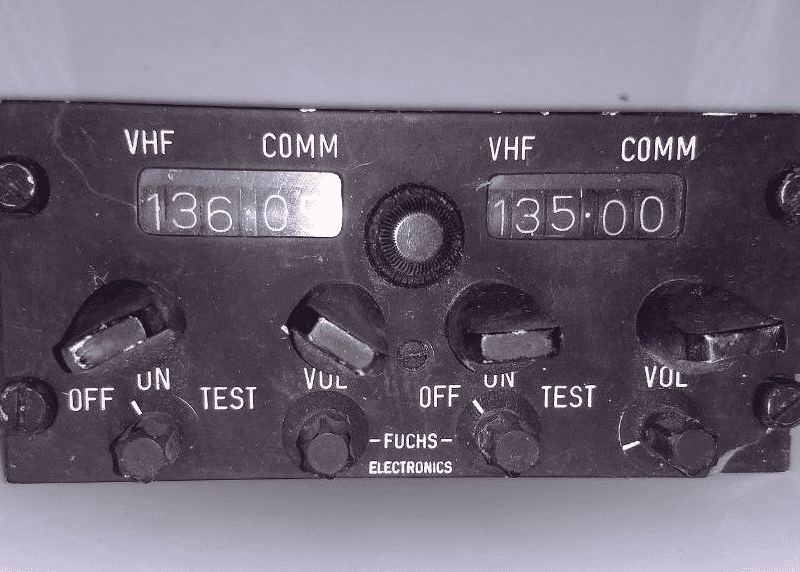 Instrumento de Rádio VHF usado na cabine do Xavante AT 26
