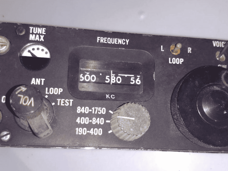 Instrumento de Rádio ADF usado na cabine do Xavante AT 26