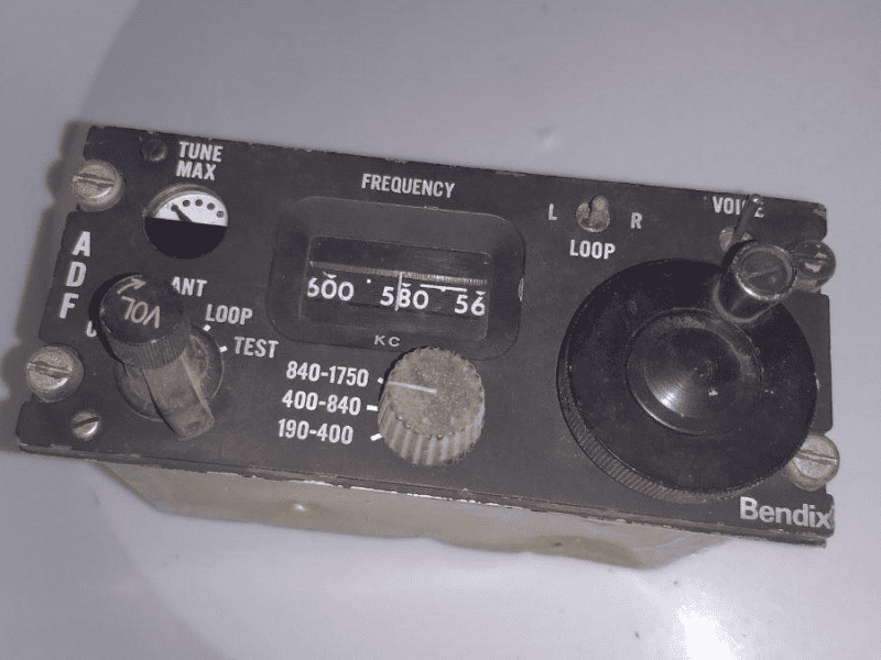 Instrumento de Rádio ADF usado na cabine do Xavante AT 26