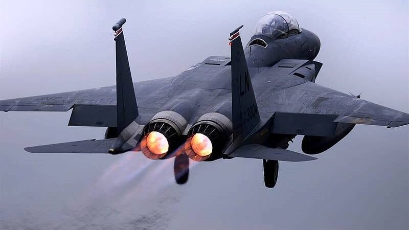 Decolagem-Americana-dos-Cacas-F-15C-Eagle_Imagem-Aguias-de-Aco