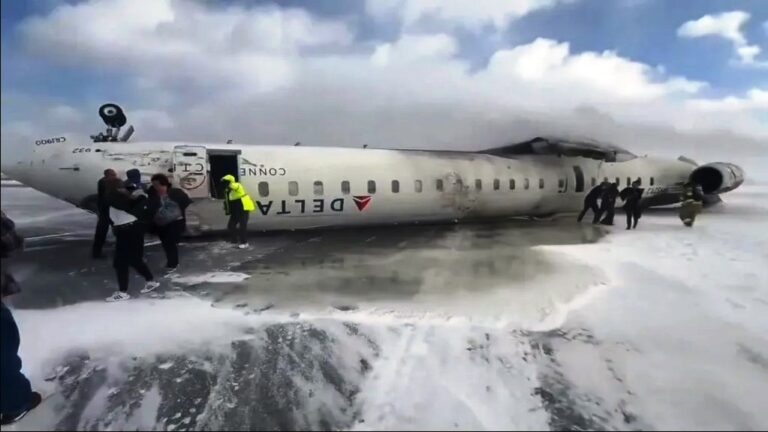 Aviao-da-DELTA-que-capotou-durante-pouso-no-Canada