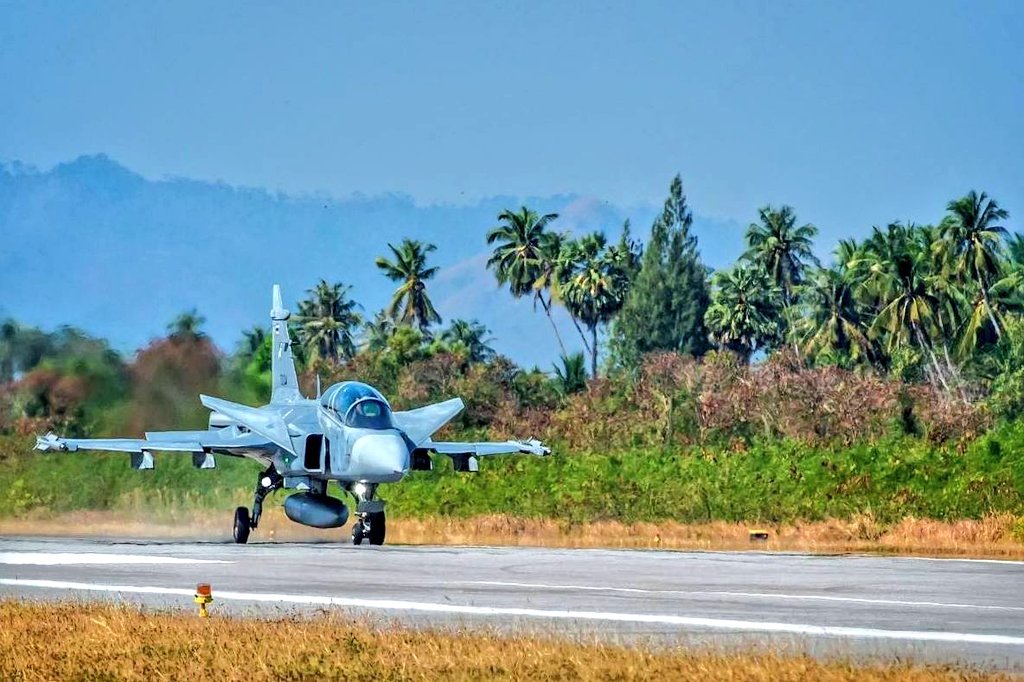 Avioes-Gripen-Tailandeses-usando-rodovia-para-Pouso-e-Decolagem