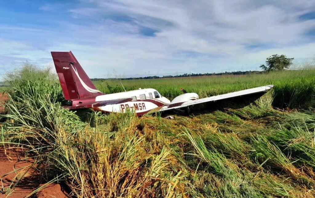 Aviao-Piper-Seneca-II-sai-da-pista-durante-decolagem