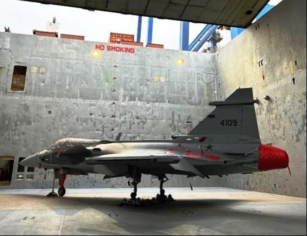 Aviao-Caca-F-39E-Gripen-da-Forca-Aerea-Brasileira-chegando-em-Navegantes-de-Navio