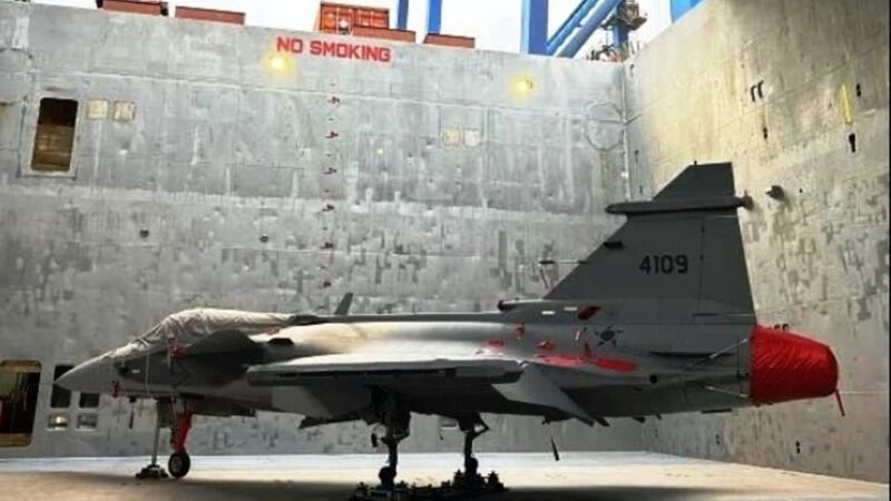 Aviao-Caca-F-39E-Gripen-da-Forca-Aerea-Brasileira-chegando-em-Navegantes-de-Navio