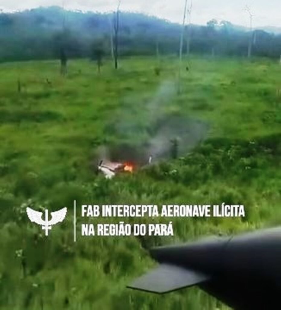 Cacas-da-FAB-derrubam-aviao-com-drogas-no-PARA