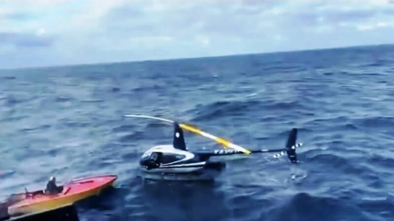 Helicoptero-Robson-44-faz-amerissagem-no-Oceano-Pacifico