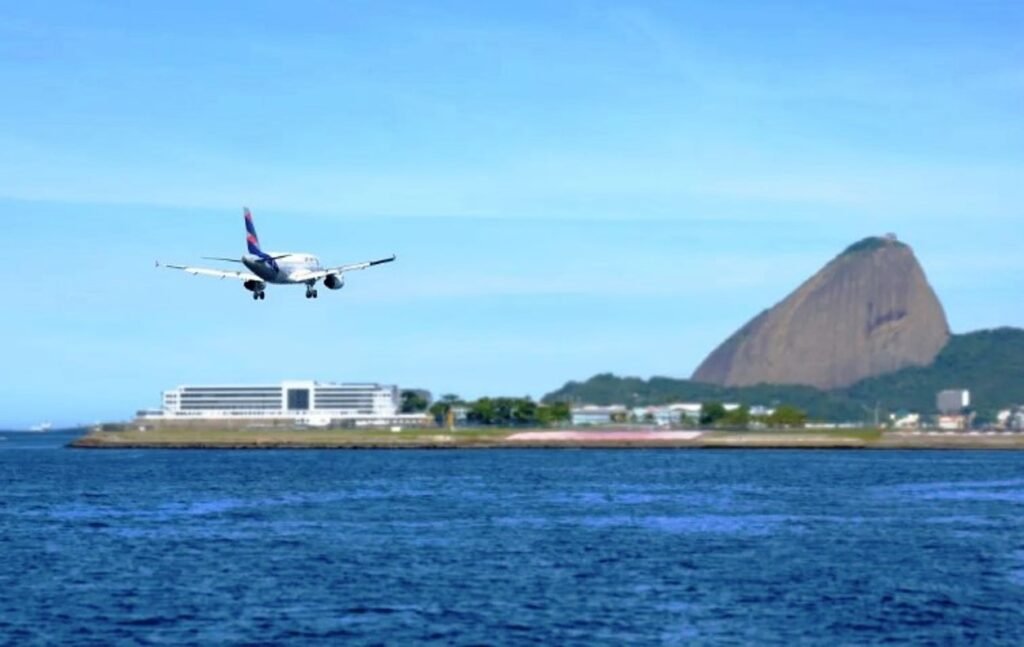 Pouso-no-Aeroporto-Santos-Dumont-RJ.