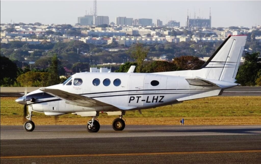 Aviao-King-Air-E90-PT-LHZ.