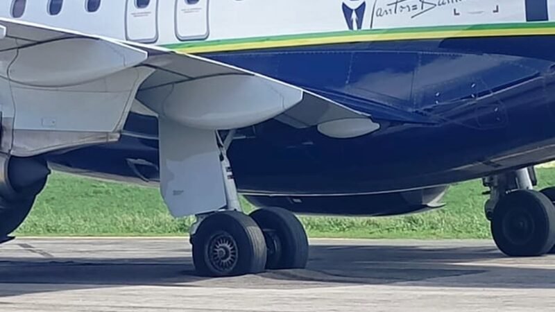 Aviao-da-AZUL-afunda-Trem-e-Pouso-no-pateo-do-Aeroporto-de-Fernando-de-Noronha