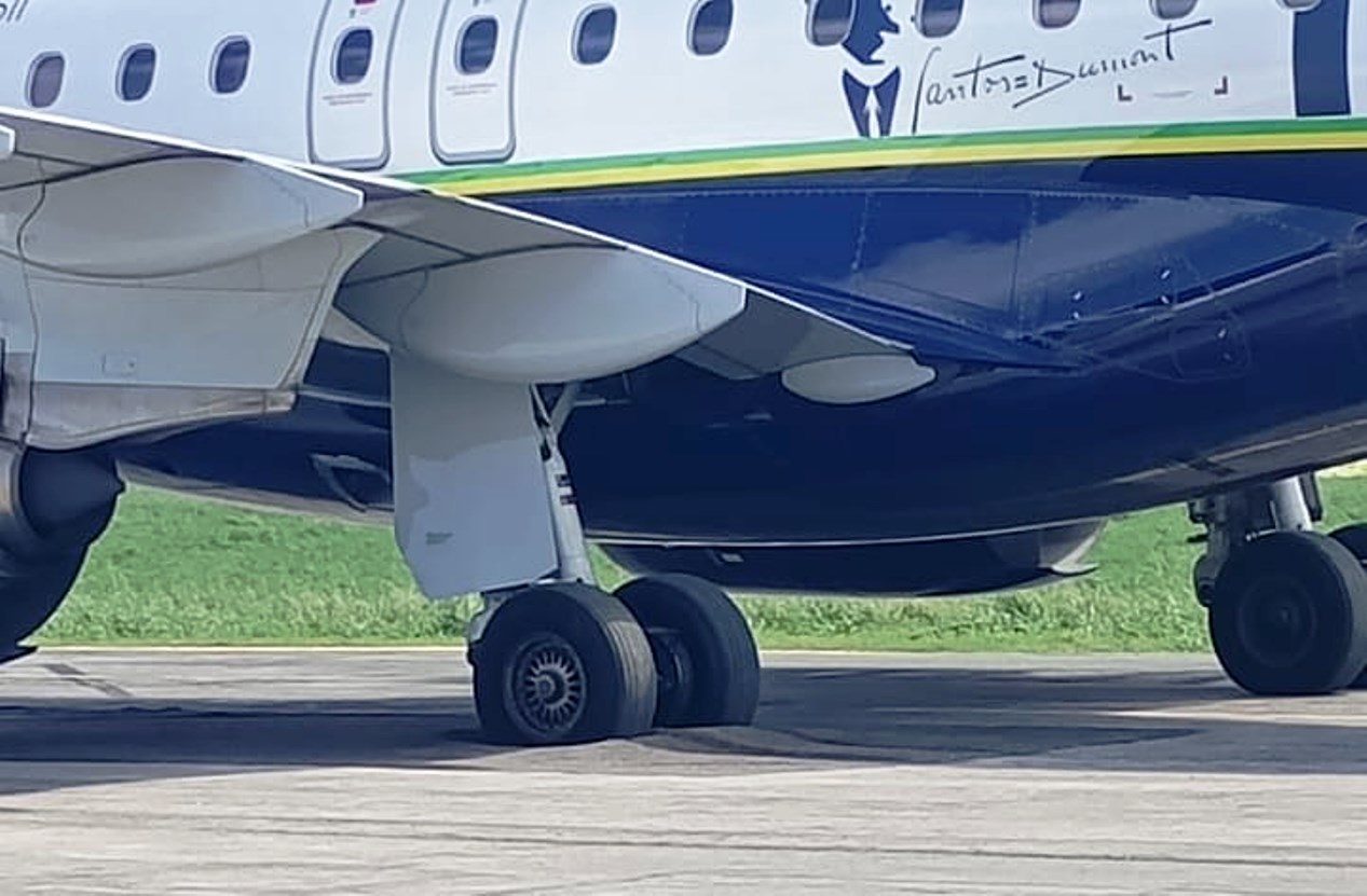 Aviao-da-AZUL-afunda-Trem-e-Pouso-no-pateo-do-Aeroporto-de-Fernando-de-Noronha