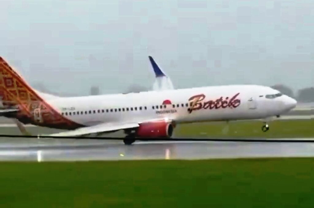 Boeing quase arrasta a ponta da asa na pista durante pouso com tempestade