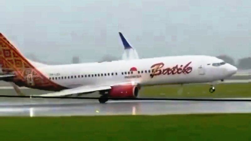 Boeing quase arrasta a ponta da asa na pista durante pouso com tempestade
