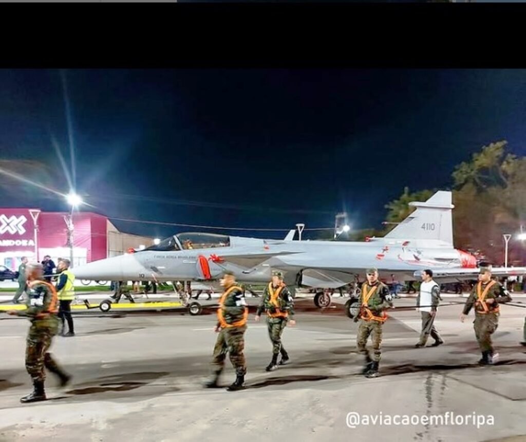 Desembarque-do-Gripen-F-39E-FAB-4110_Credito-Aviacao-em-Floripa