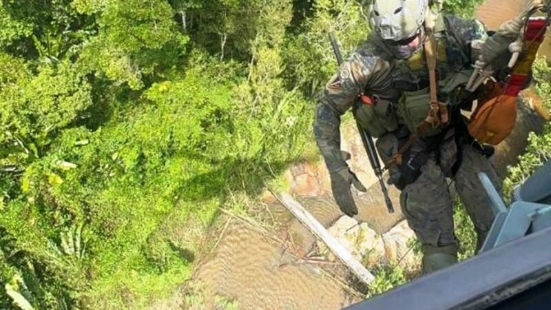 FAB intercepta avião com cassiterita na Terra Yanomami. A operação envolveu caças A-29, radar E-99 e apoio da Polícia Federal no solo.