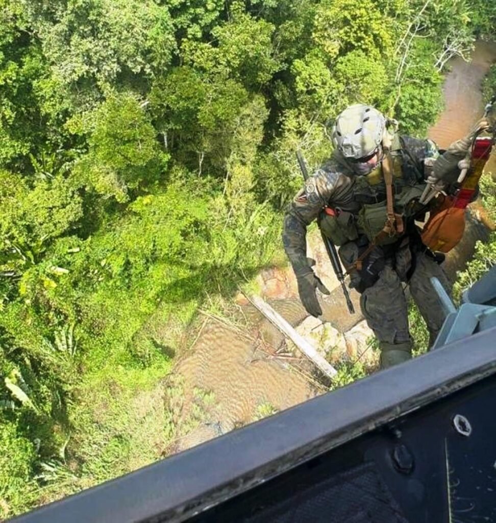 FAB intercepta avião com cassiterita na Terra Yanomami. A operação envolveu caças A-29, radar E-99 e apoio da Polícia Federal no solo.
