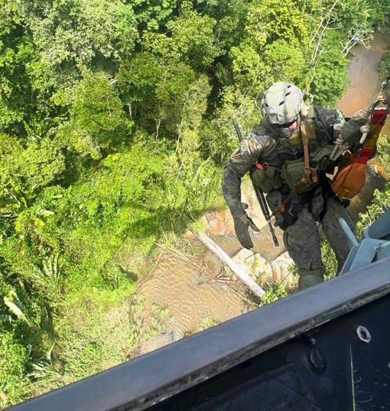 FAB intercepta avião com cassiterita na Terra Yanomami. A operação envolveu caças A-29, radar E-99 e apoio da Polícia Federal no solo.