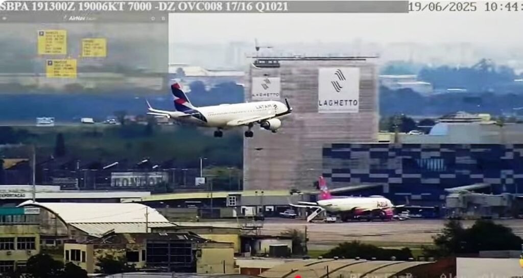 LATAM-8118-faz-pouso-de-emergencia-em-Porto-Alegre_Imagens-BrAMIGOS.j