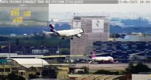 LATAM-8118-faz-pouso-de-emergencia-em-Porto-Alegre_Imagens-BrAMIGOS.j