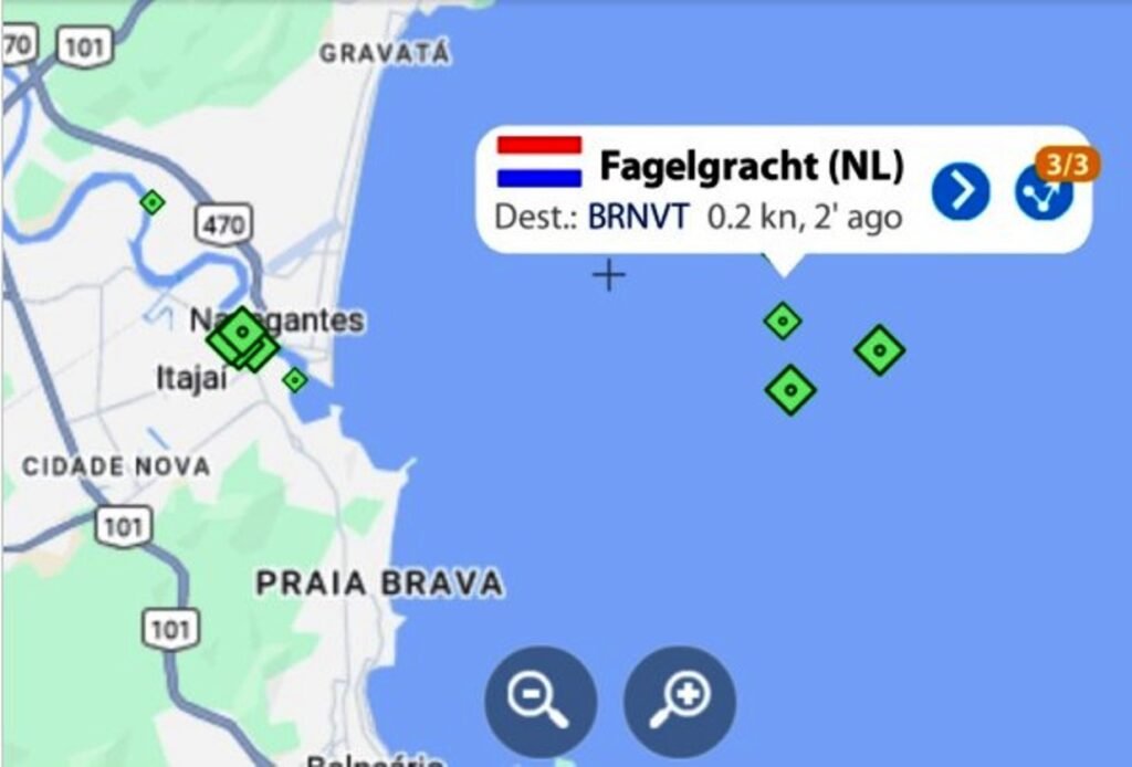 Navio-trazendo-o-Caca-F-39E-FAB-4110-ja-esta-ancorado-na-entrada-do-porto-de-Navegantes