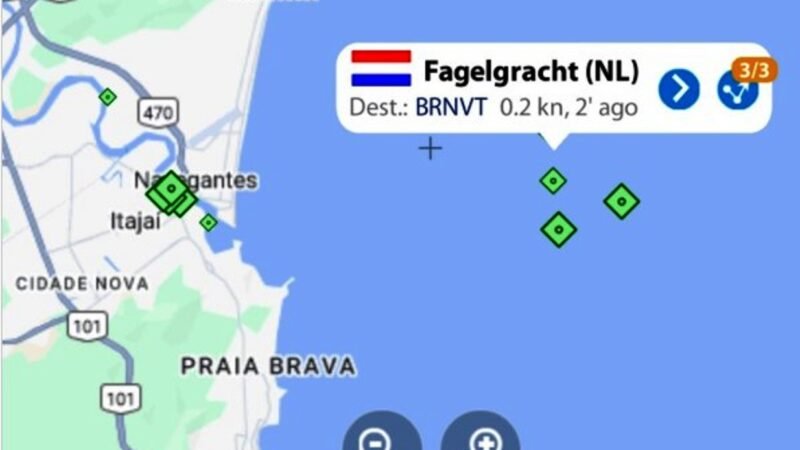 Navio-trazendo-o-Caca-F-39E-FAB-4110-ja-esta-ancorado-na-entrada-do-porto-de-Navegantes