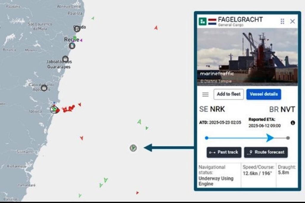 Navio-trazendo-o-Caca-F-39E-FAB-4110-passando-pelo-litoral-do-Nordeste