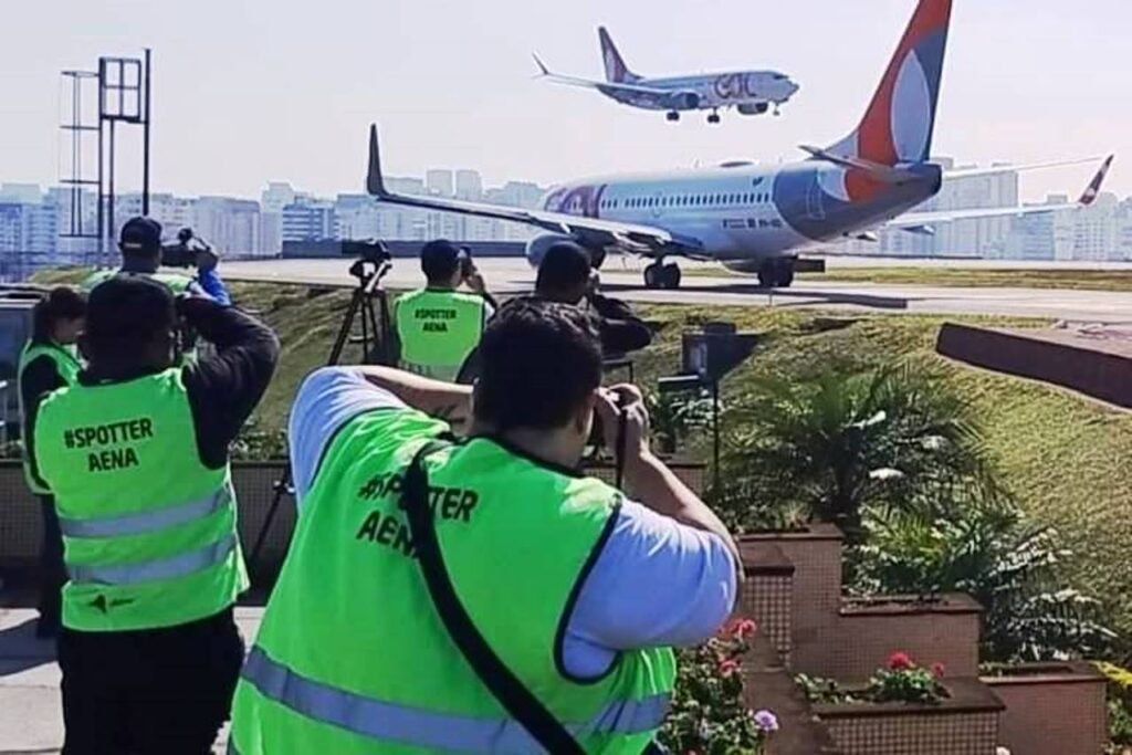 O Aeroporto de Congonhas recebeu seu primeiro Spotter Day com 100 fotógrafos selecionados. A experiência incluiu acesso à pista, tour nos bastidores e ônibus elétricos. Quer ver como foi e o que vem por aí?