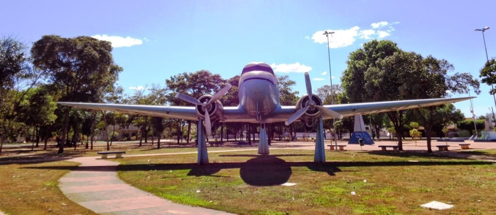 Um-Aviao-da-Segunda-Guerra-Mundial-que-ganhou-uma-Praca-em-Canarana-MT