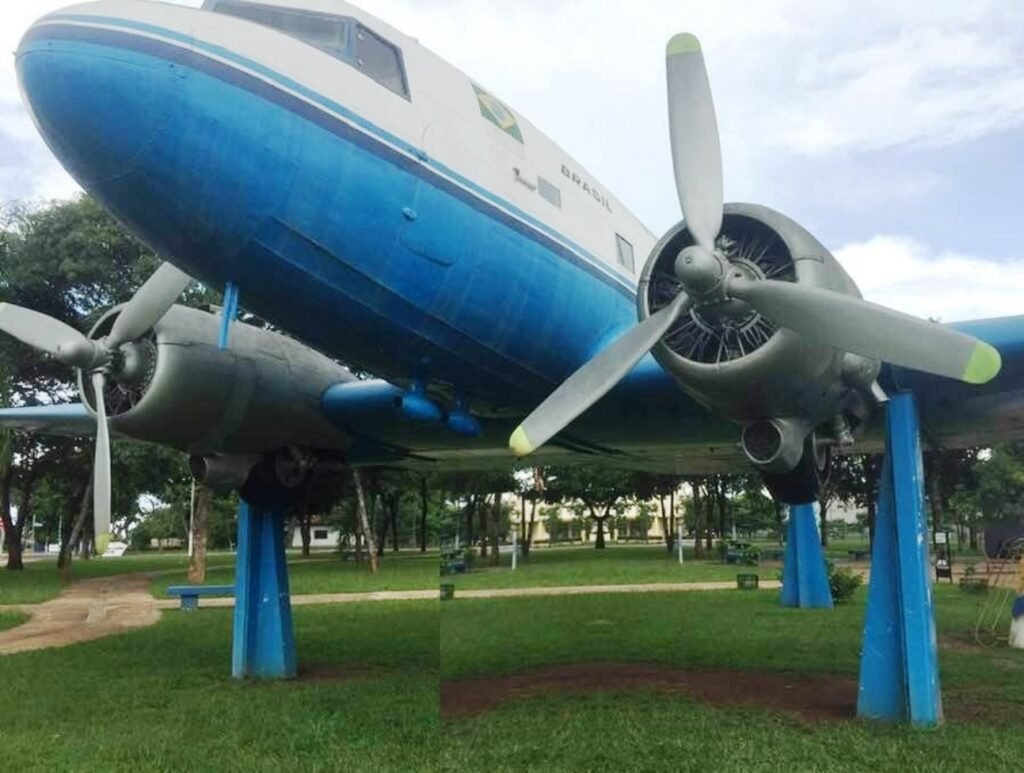 Um-Aviao-da-Segunda-Guerra-Mundial-que-ganhou-uma-Praca-em-Canarana-MT