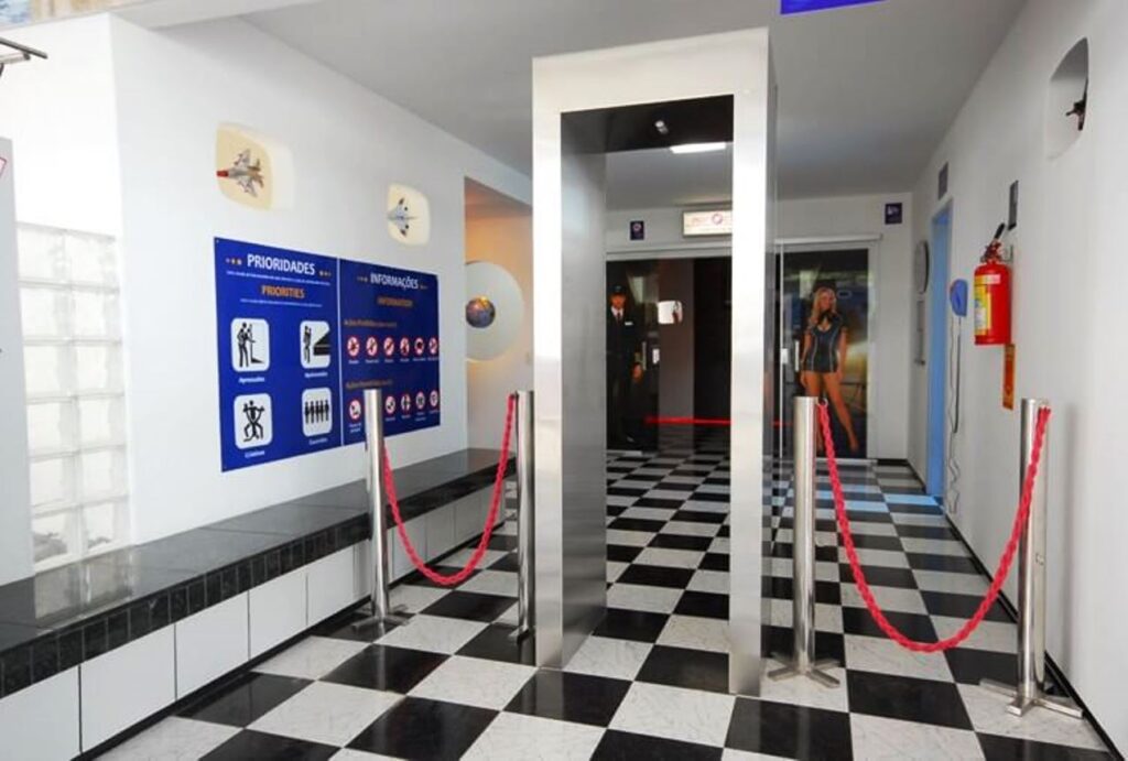 Ambiente-Tematico-em-volta-do-aviao-Bandeirante-transformado-em-suite-de-Motel
