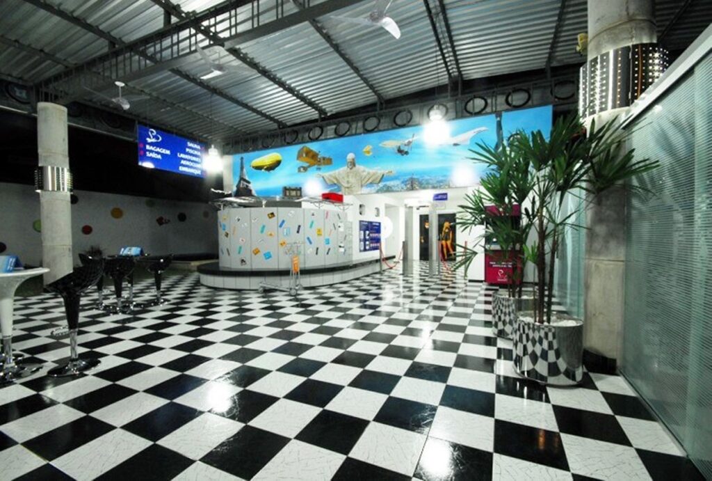 Ambiente-Tematico-em-volta-do-aviao-Bandeirante-transformado-em-suite-de-Motel.