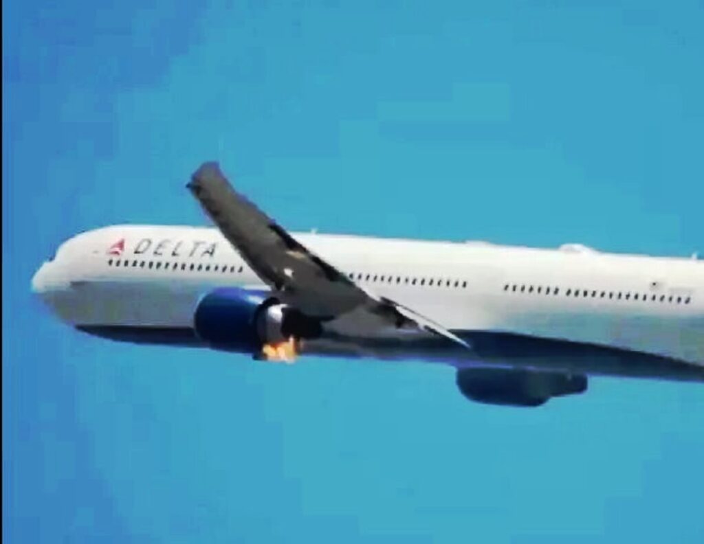 Avião 767-400 da Delta Airline tem fogo no motor direito após a decolagem