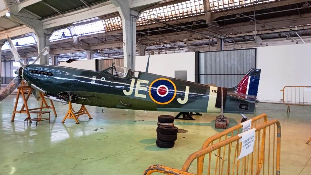 Aviao-Spitfire-recem-chegado-ao-PAMA-SP-para-ser-montado