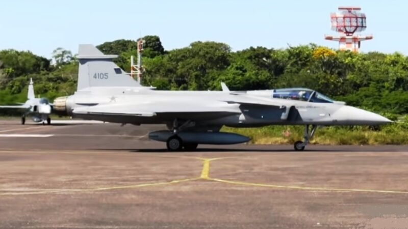 Cacas-Gripen-F-39E-FAB-4105-e-FAB-4108-em-Manaus-a-caminho-da-Colombia-F-Air_Plane-Spotter-MANAUS