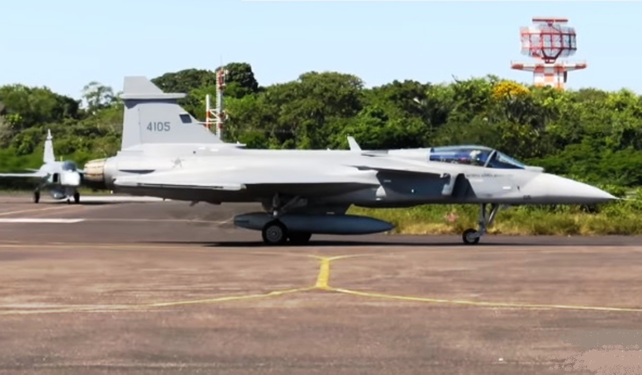 Cacas-Gripen-F-39E-FAB-4105-e-FAB-4108-em-Manaus-a-caminho-da-Colombia-F-Air_Plane-Spotter-MANAUS