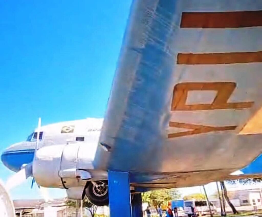 DC-3-PP-YPU-exposto-na-cidade-de-Canarana