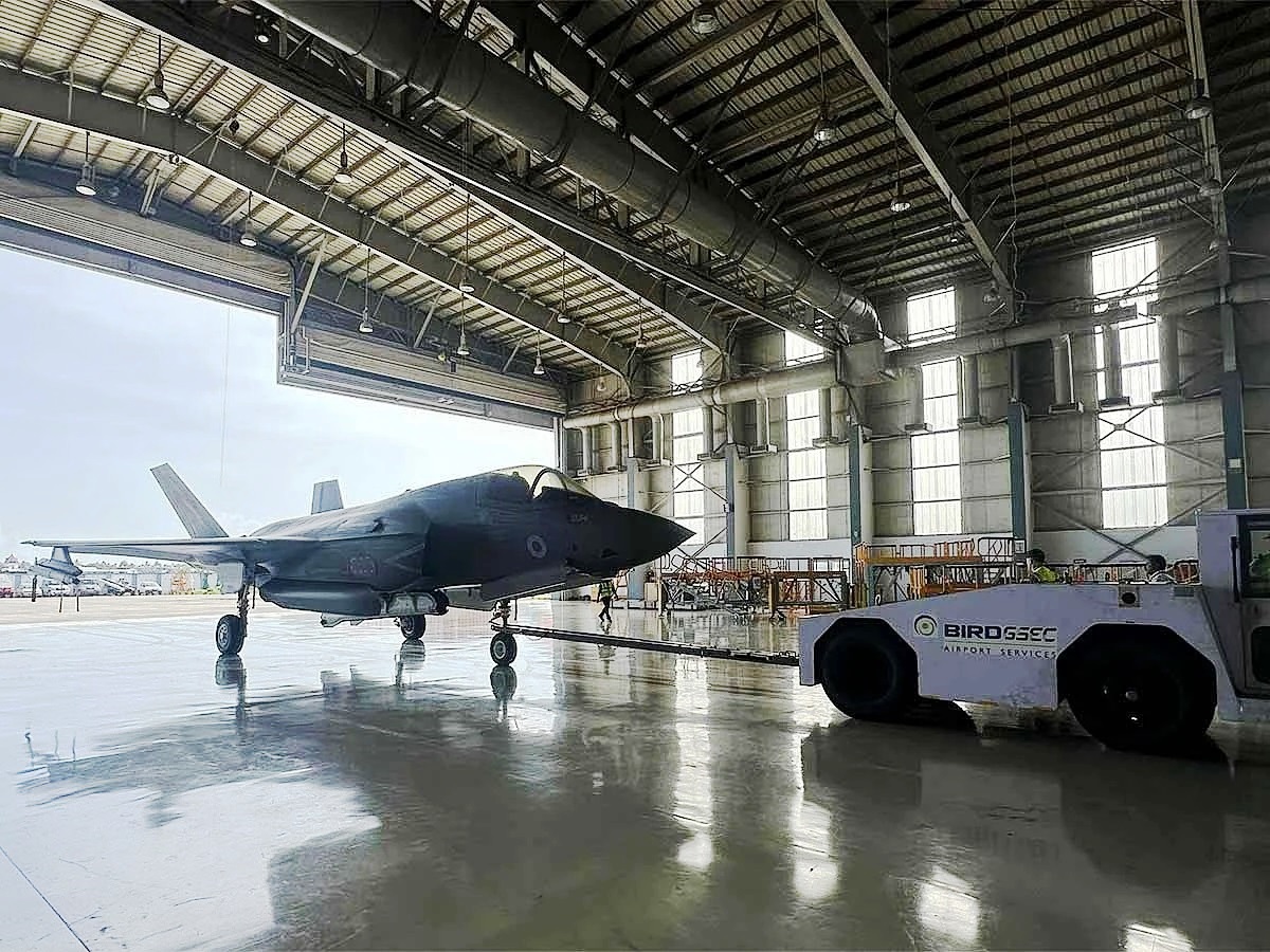 F-35 da Real Air Forçe em Pane, sendo guardado em aeroporto na India