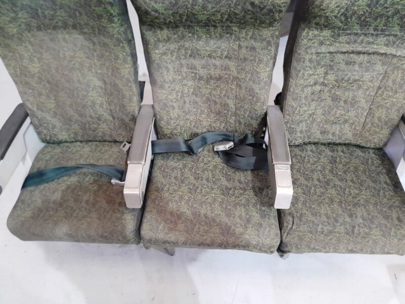 Assento para passageiro avião Boeing 737-300 em tecido. Uma fileira 3 assentos