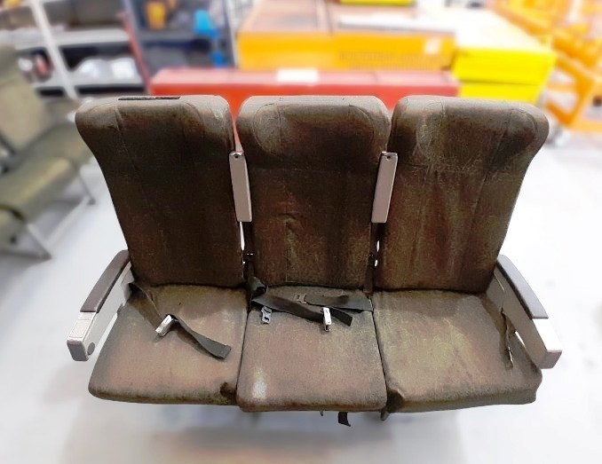Assento para passageiro avião Boeing 737-300 em tecido. Uma fileira 3 assentos