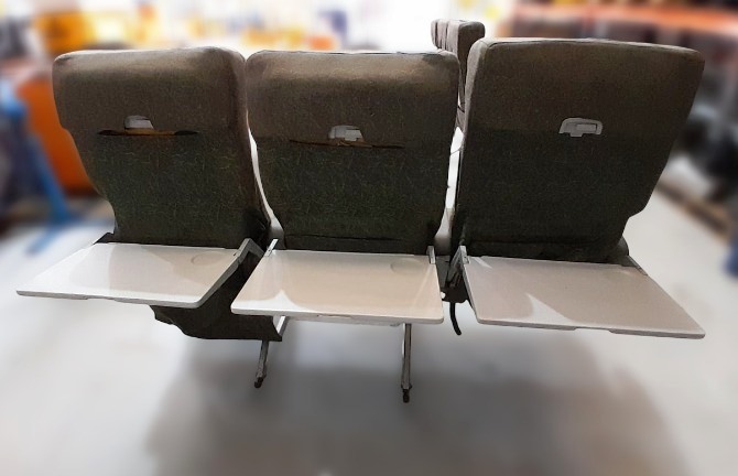 Assento para passageiro avião Boeing 737-300 em tecido. Uma fileira 3 assentos
