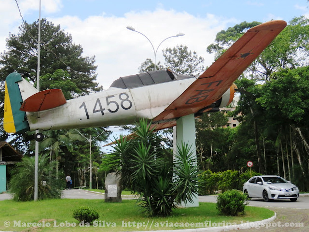 NA-T-6D-FAB-1458-na-cidade-de-Brusque-SC_Imagem-Marcelo-Lobo-Aviacao-em-Floripa
