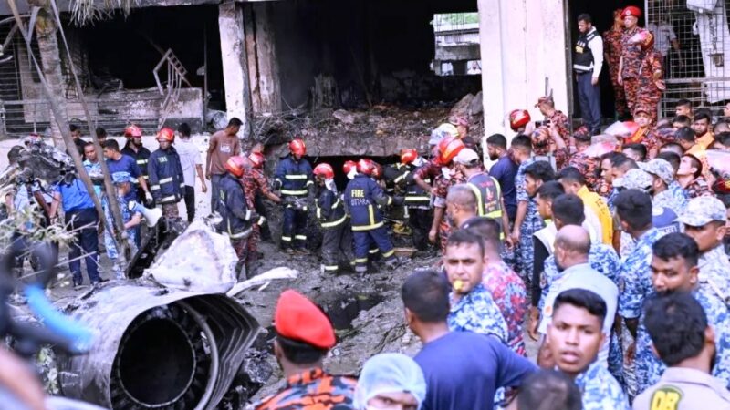 avião F-7 cai em escola de Bangladesh
