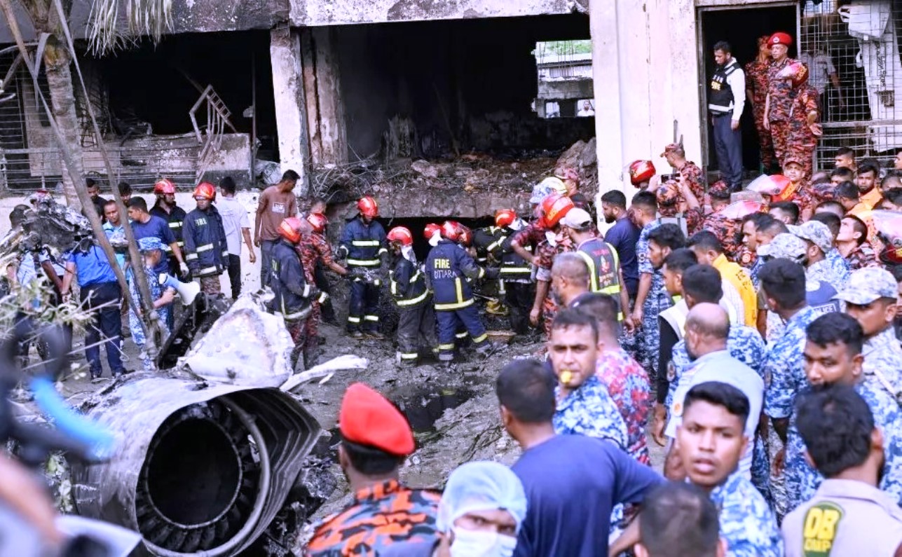 avião F-7 cai em escola de Bangladesh