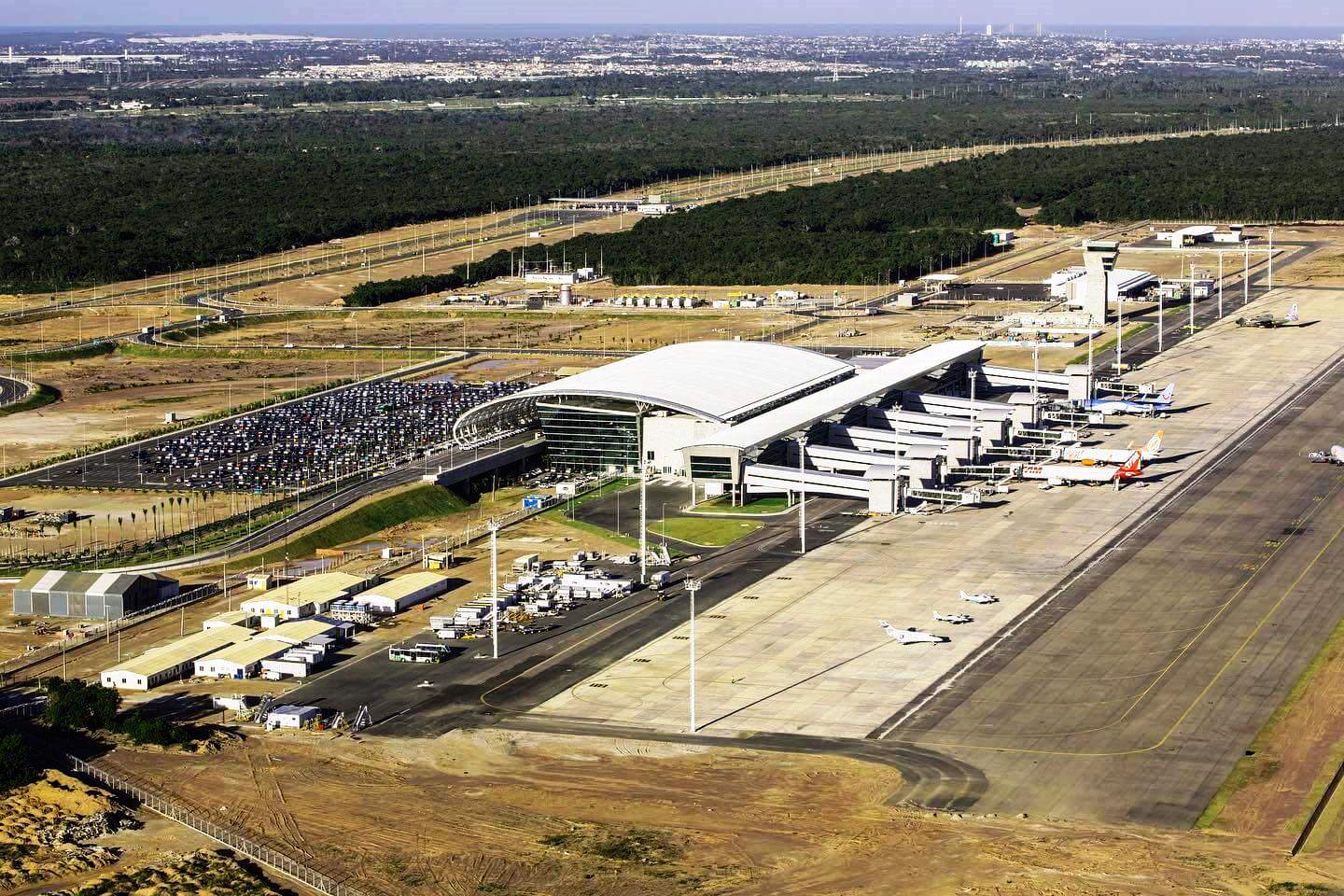 O aeroporto de Natal não recebe mais voos internacionais desviados por falta de trator rebocador compatível com aeronaves de categoria E, aquelas com envergadura superior a 52 metros. Apesar de ter estrutura para receber modelos como Airbus A330, A340 e Boeing 787, essa limitação técnica compromete operações regulares e emergenciais.