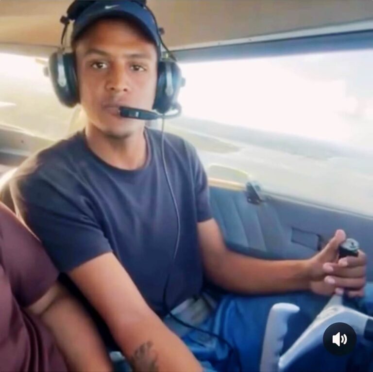 Aluno BRUNO vende flores bomboms para pagar suas horas de voo