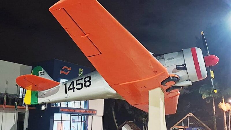 Avão NA T-6 FAB 1458 na cidade de Brusque-SC