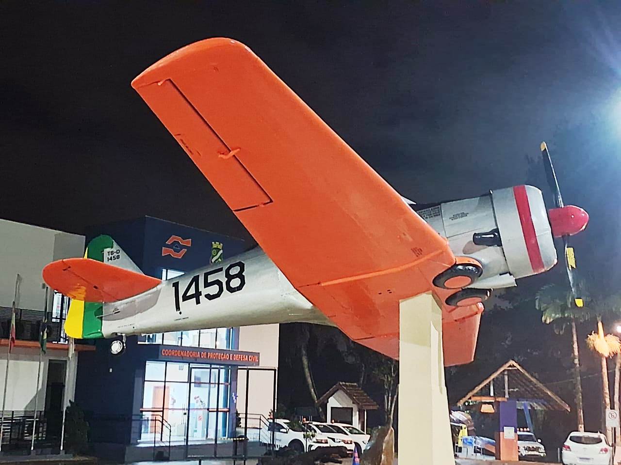 Avão NA T-6 FAB 1458 na cidade de Brusque-SC