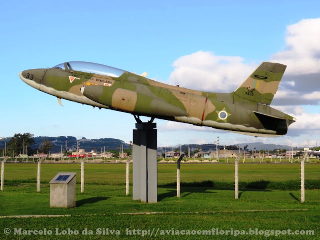 Aviao-AT-26-Xavante-FAB-4533-na-cidade-de-Sao-Jose-SC_Imagem-Aviacao-em-Floripa