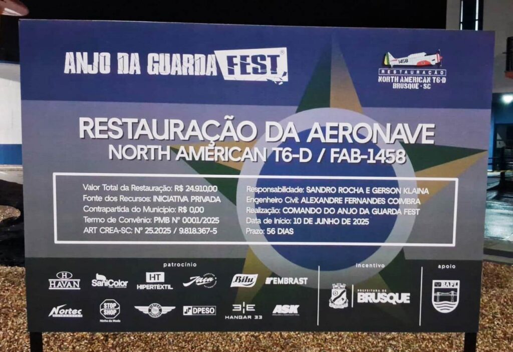 Aviao-NA-T-6-FAB-1458-na-cidade-de-Brusque-SC